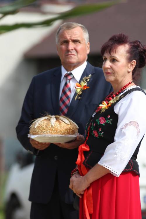 Na zdjęciu znajdują się starości dożynkowi: Iwona i Andrzej Pniak.