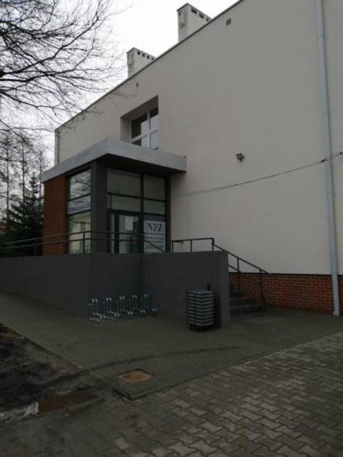 Na zdjęciu: budynek Szkoły Podstawowej nr 1 w Łazach po rewitalizacji.